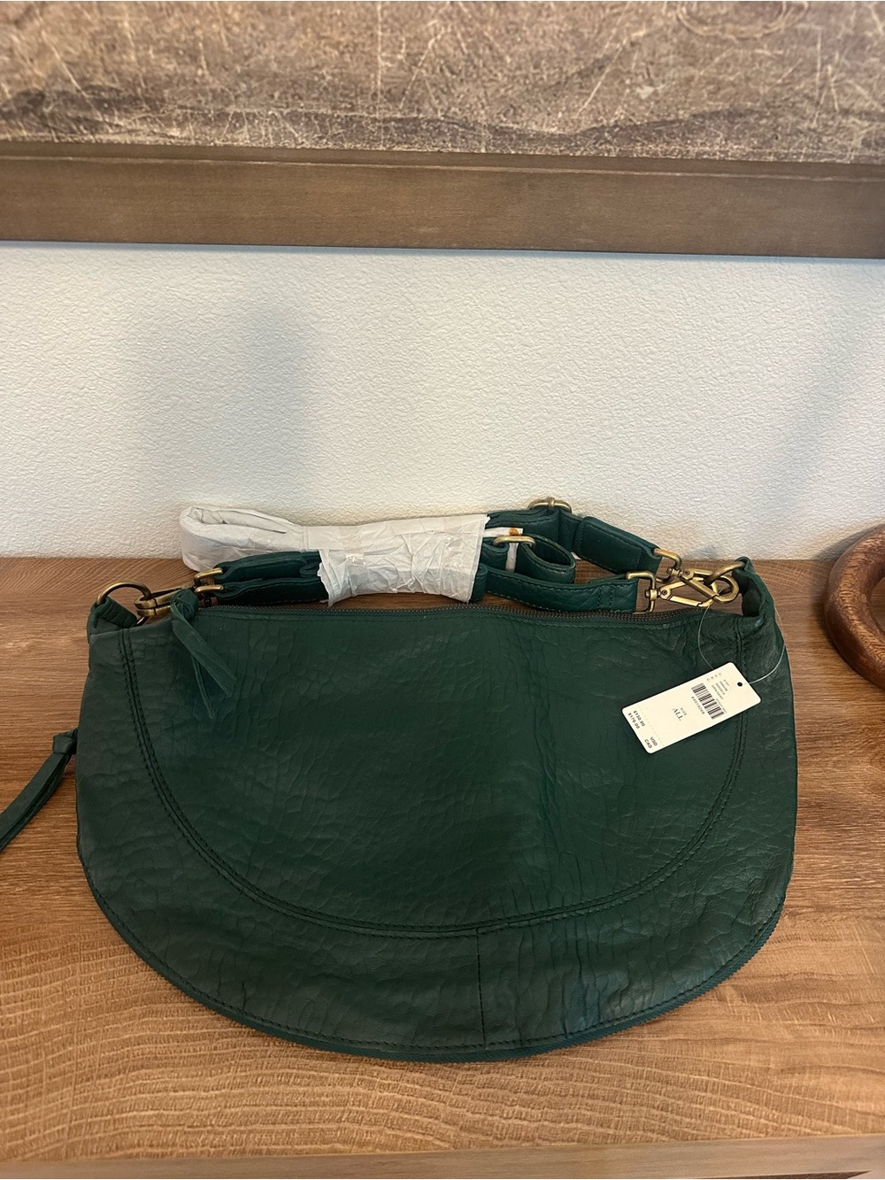 Anthropologie green crescent leather shoulder bag featuring gold-toned hardware - Picture 4 of 5